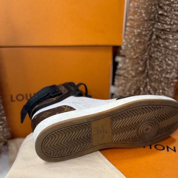 Louis Vuitton Monogram Eclipse High-Top Sneakers-Authentic - Picture 4 of 7